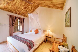 Bungalow supérieur, vue sur le jardin | Minibar, coffre-fort, bureau, rideaux d’obscurcissement