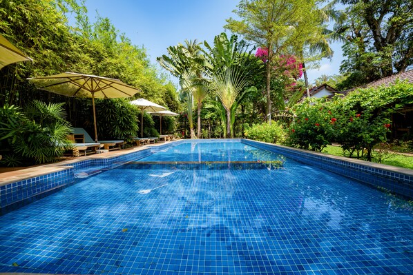 Piscine extérieure, parasols, chaises longues