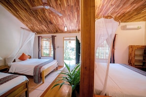 Familie-bungalow, 2 soverom | Minibar, safe på rommet, skrivebord og blendingsgardiner