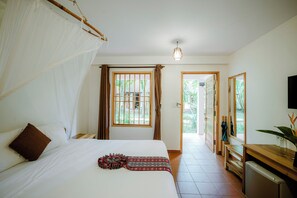 Chambre Standard, vue sur le jardin | Minibar, coffre-fort, bureau, rideaux d’obscurcissement