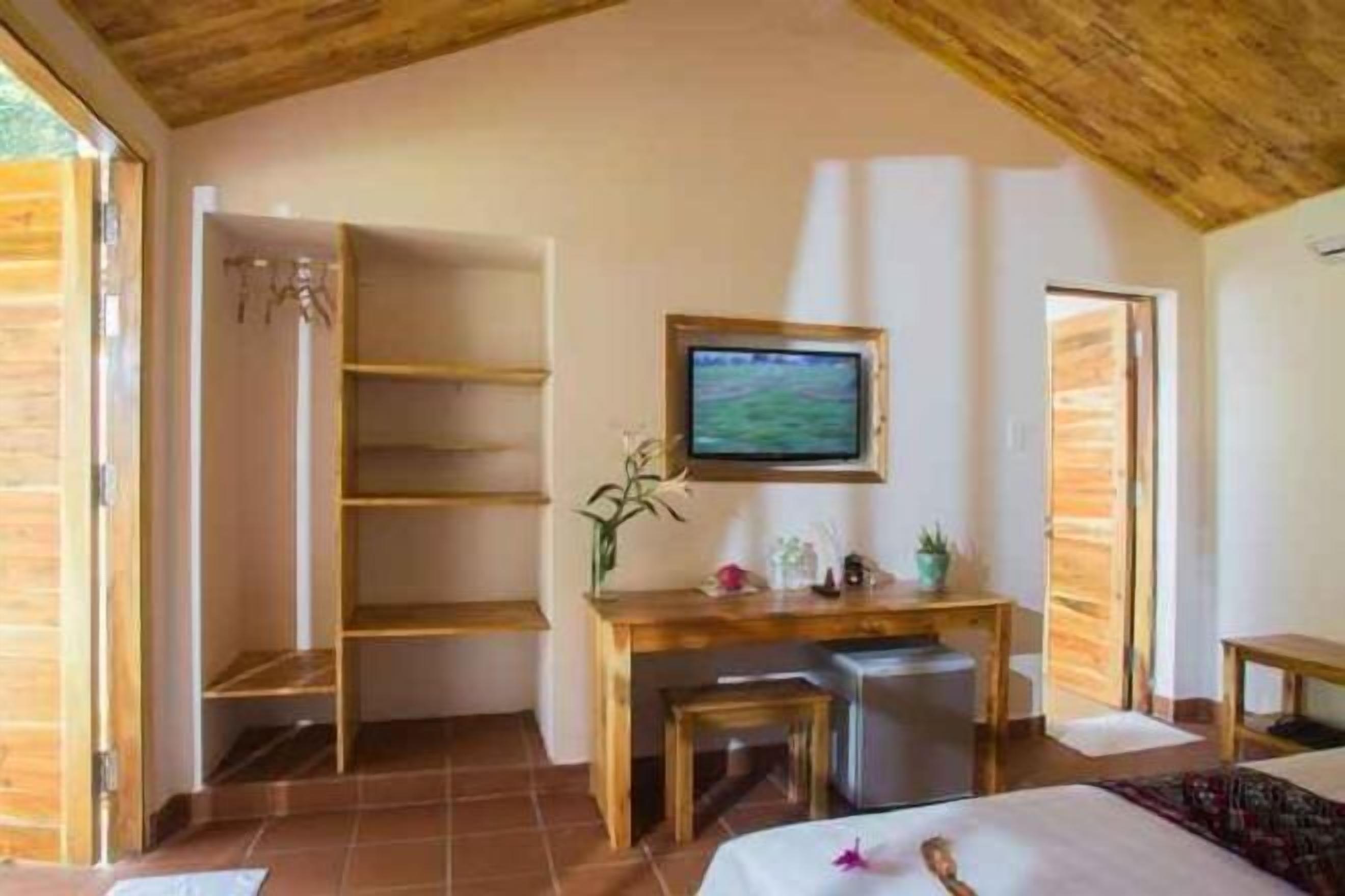 Minibar, coffres-forts dans les chambres, bureau, rideaux occultants