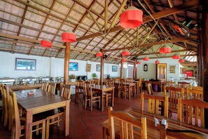 Déjeuner, dîner et souper servis sur place, vue sur la piscine 