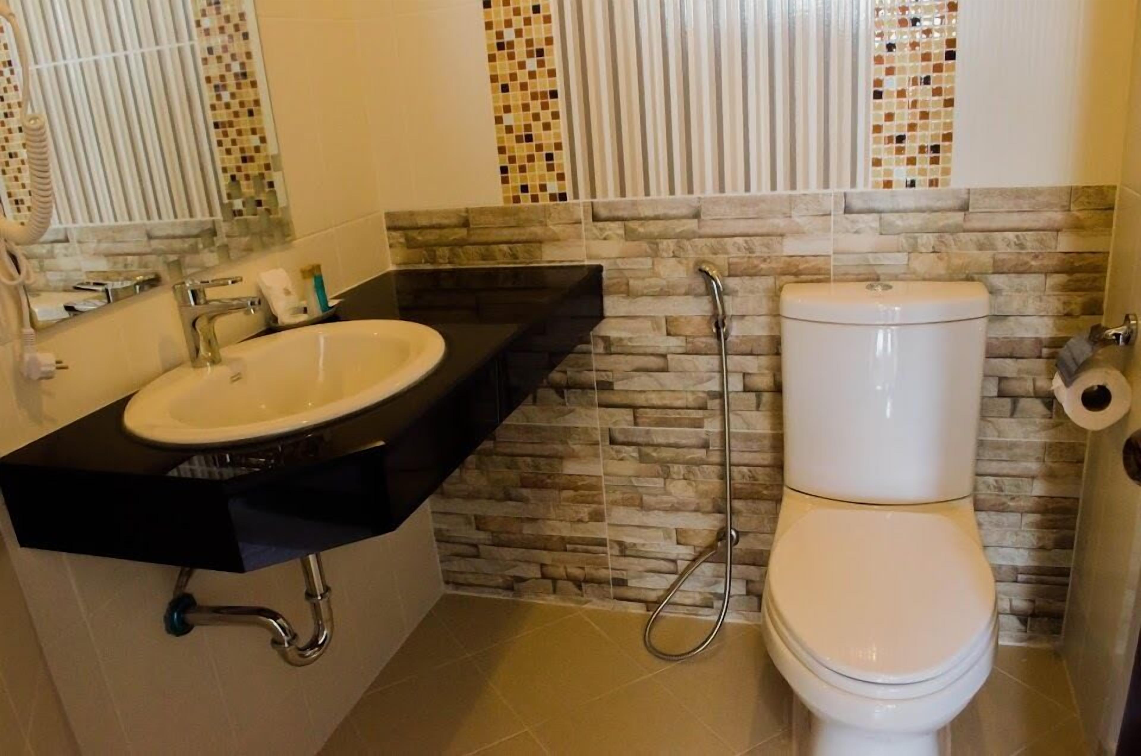 twin suites | bathroom | shower, free toiletries, hair dryer, bathrobes