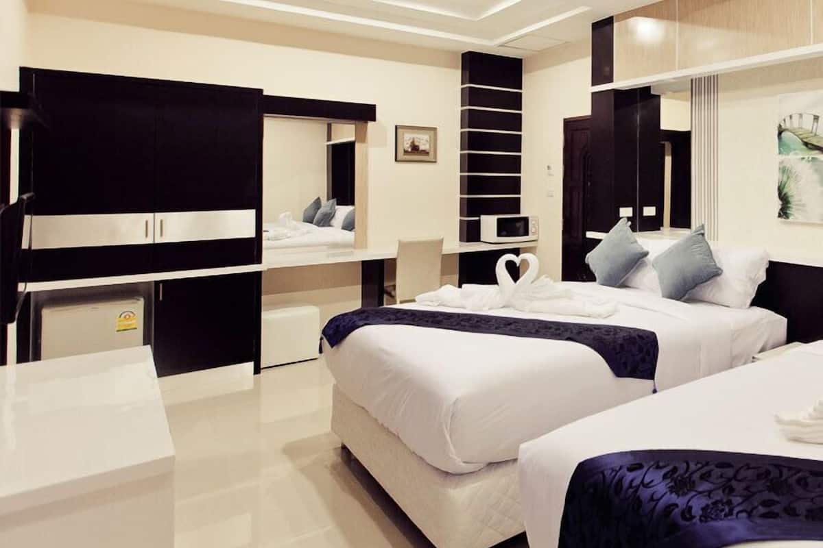 family room | in-room safe, free wifi