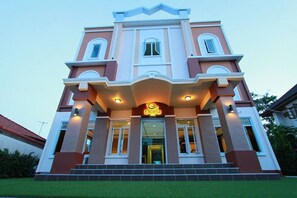 Front of property - Excella Hotel (Ubon Ratchathani)