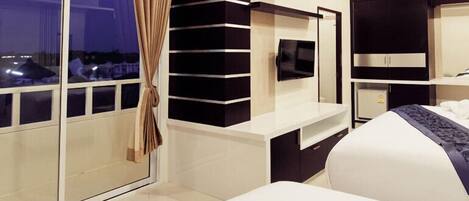 Family Room | In-room safe, free WiFi