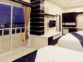 Family Room | In-room safe, free WiFi