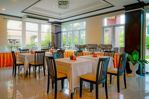 每日供应自助式早餐（每人 THB 150）