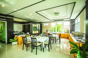 Daily buffet breakfast for a fee