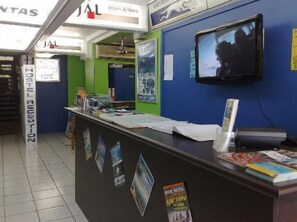 Lobby - Waterfront Backpackers - Hostel (Cairns)