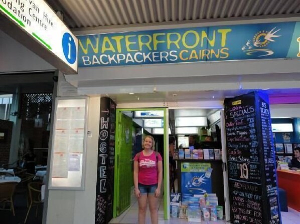 Exterior - Waterfront Backpackers - Hostel (Cairns)