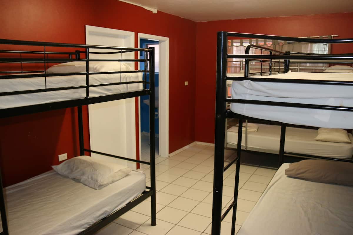 Caja de seguridad en la habitación, wifi gratis y ropa de cama
