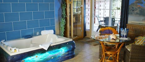 Chambre Supérieure Deluxe, 1 trÚs grand lit, vue lac (Neptune et Venus) | Salle de bain | Ensemble baignoire-douche, baignoire à remous, séchoir à cheveux