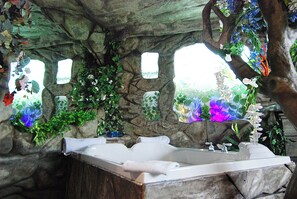 Habitació Deluxe, 1 llit de matrimoni gran, vistes al llac (César et Cléopâtre) | Bany | Combinació de dutxa i banyera i banyera d'hidromassatge 