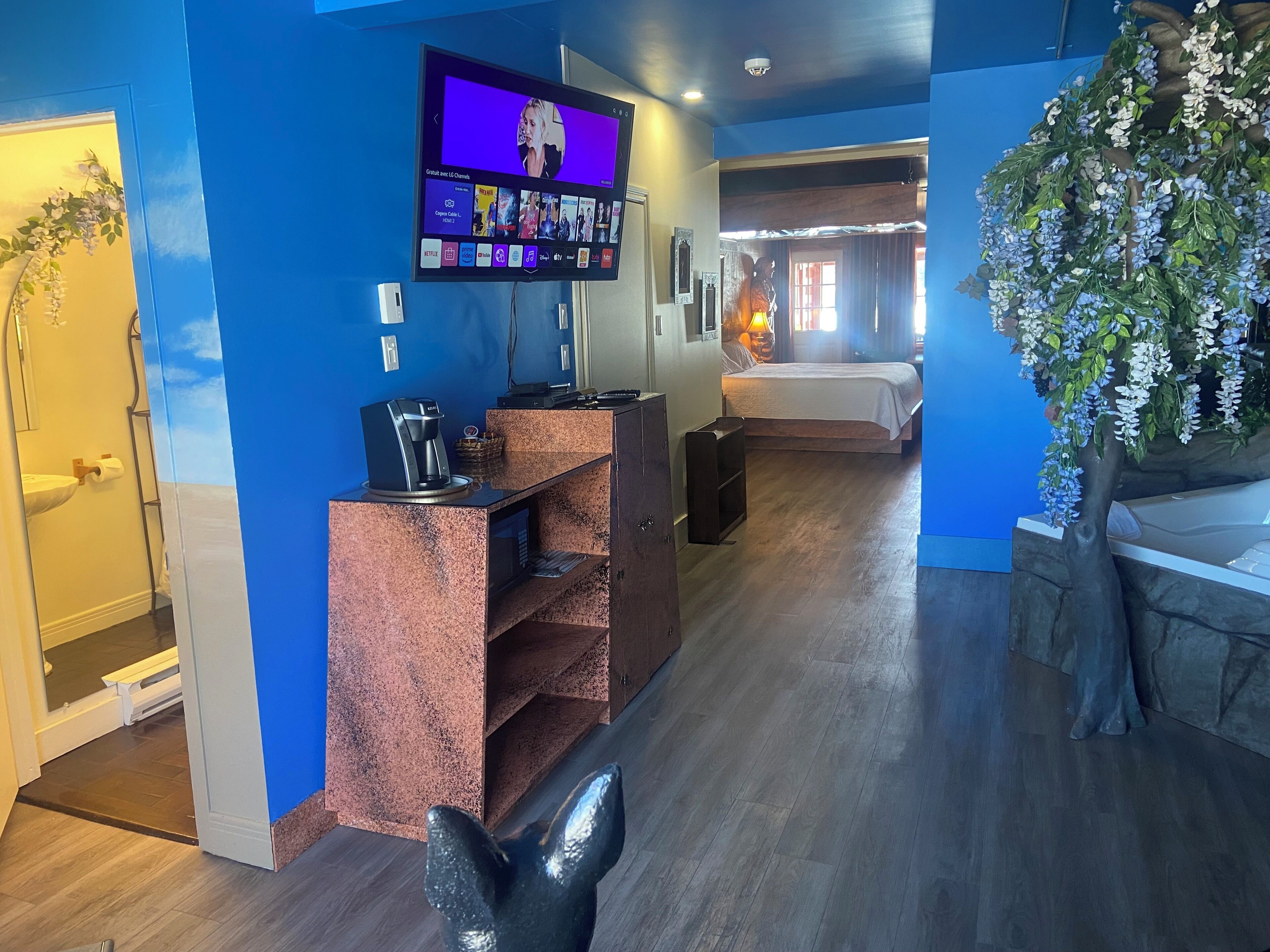 Deluxe Room, 1 King Bed, Lake View (César et Cléopâtre) | Individually decorated, desk, blackout drapes, soundproofing