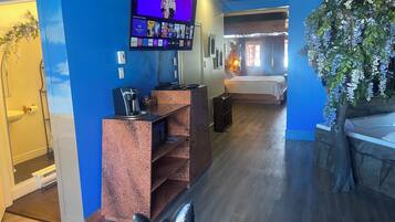 Deluxe-Zimmer, 1 King-Bett, Seeblick (César et Cléopâtre) | Individuell dekoriert, Schreibtisch, Verdunkelungsvorhänge