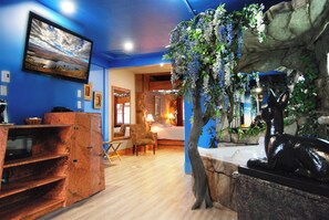 Deluxe Room, 1 King Bed, Lake View (César et Cléopâtre) | Bathroom | Combined shower/bathtub, jetted bath, hair dryer, bathrobes