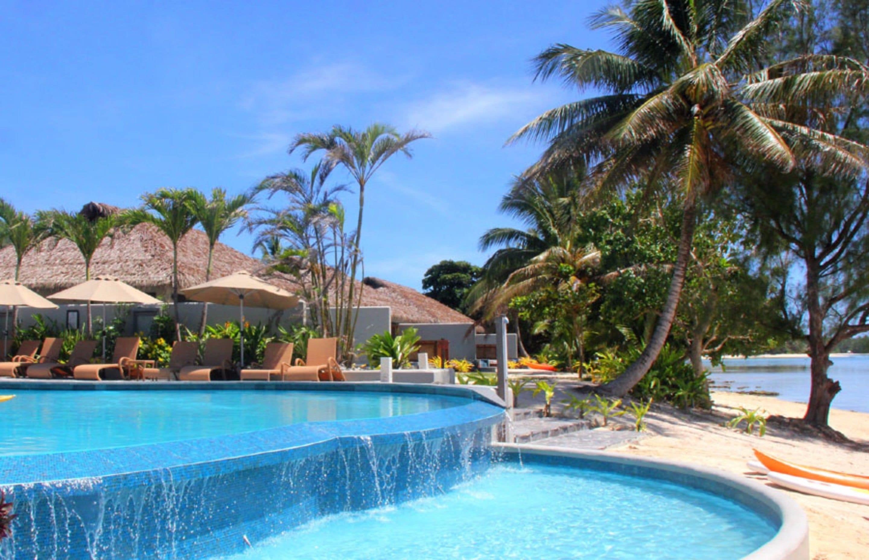 Utomhuspool, parasoller och solstolar