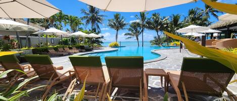 Außenpool, Sonnenschirme, Liegestühle