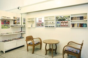 Lobby sitting area - The I Talay Room & Souvenir Guesthouse (Krabi)