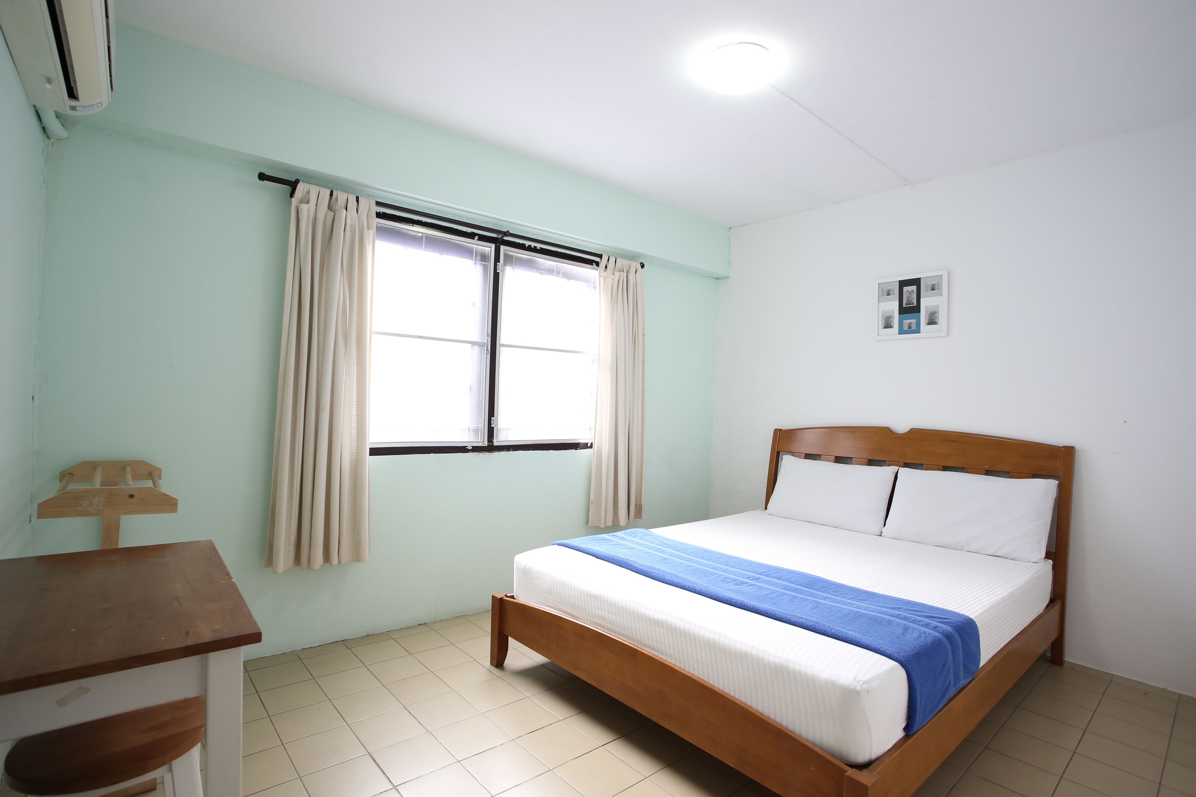 Air Con Shared Bathroom  | In-room safe, desk, free WiFi
