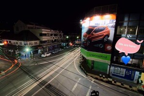 Front of property – evening/night - The I Talay Room & Souvenir Guesthouse (Krabi)