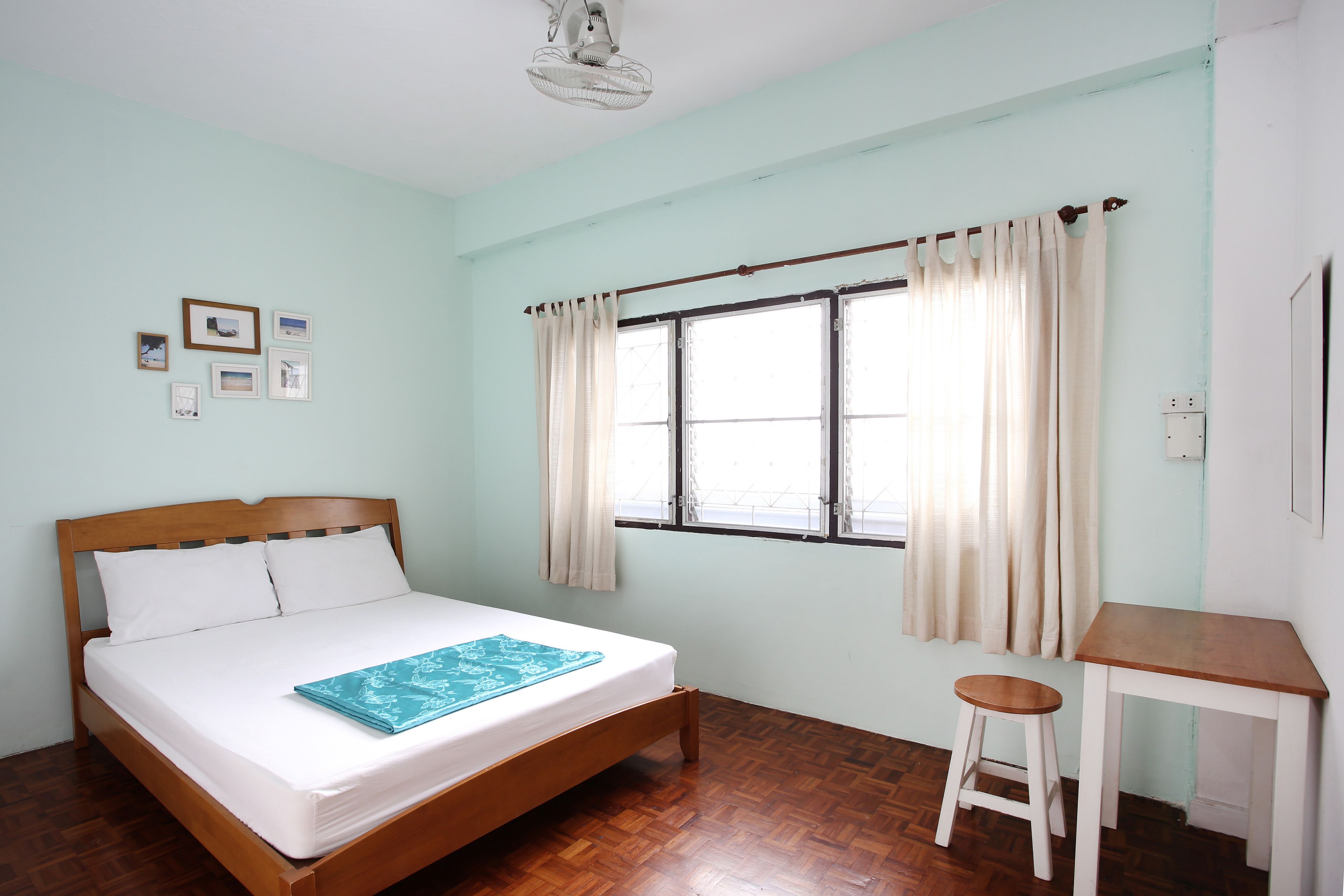  Fan Shared Bathroom  | In-room safe, desk, free WiFi