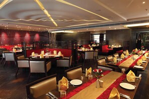 2 restaurants; breakfast, lunch, dinner and brunch served 