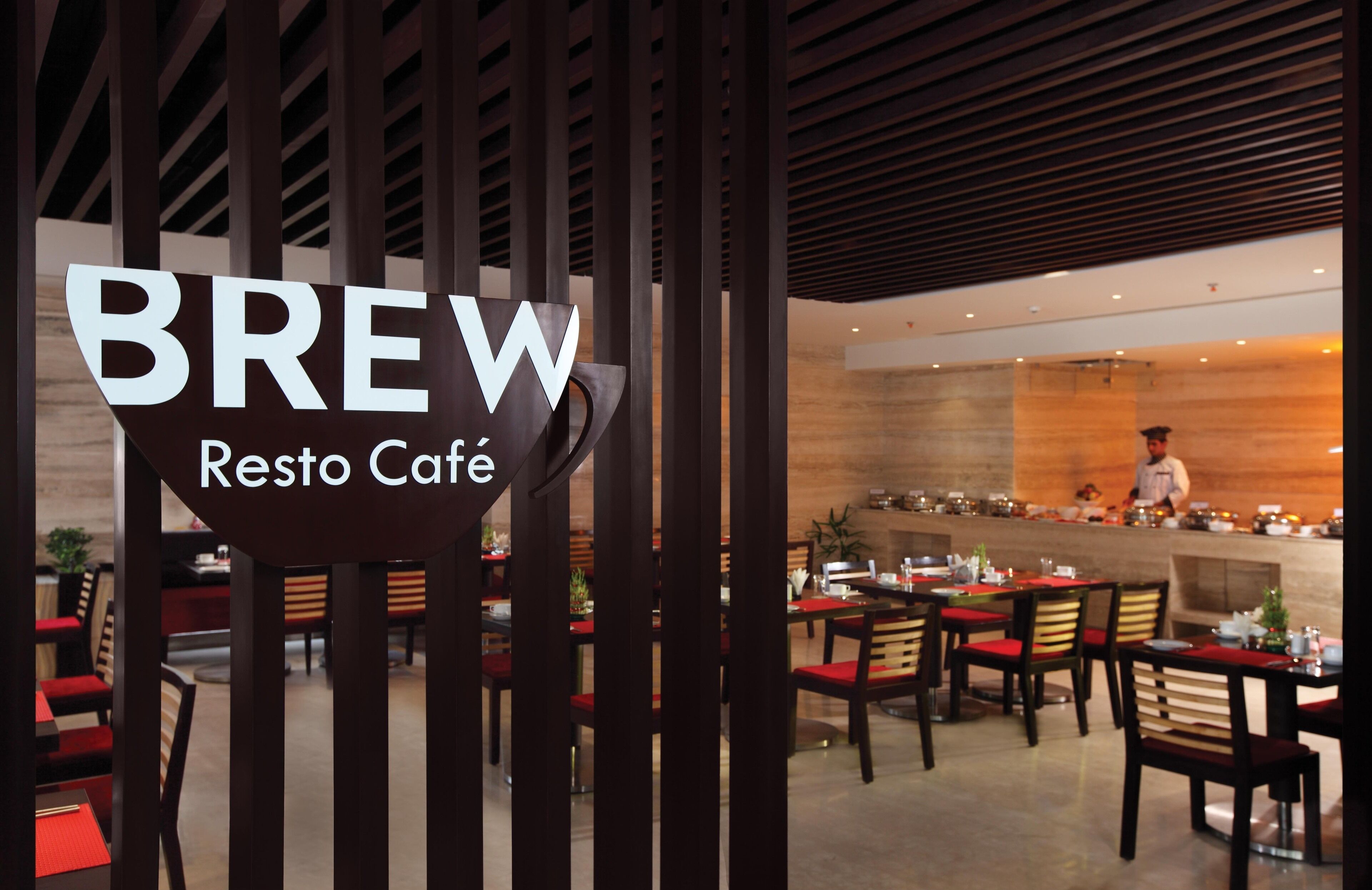 2 restaurantes; se sirve desayuno, almuerzo y cena; cocina india