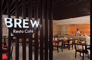 2 restaurants, breakfast, lunch, dinner served; Indian cuisine - Hotel Vrisa (Jaipur)