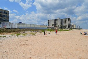Ubicación a pie de playa, tumbonas, sombrillas y toallas de playa