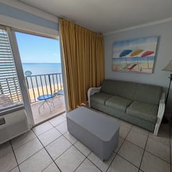 Quarto standard, 1 cama Queen e sofá-cama, cozinha americana | Área de estar | TV de tela plana