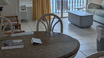Standard Δωμάτιο, 1 Υπνοδωμάτιο, 2 Μπάνια (1 King and 1 Sofa bed) | Περιοχή καθιστικού | Τηλεόραση με επίπεδη οθόνη