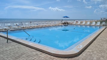 Udendørs pool, parasoller