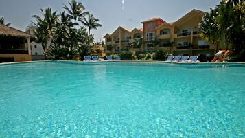 Outdoor pool, open 8 AM to 8:00 PM, sun loungers