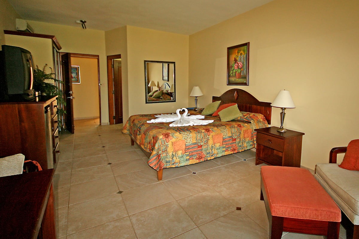 Pillowtop beds, in-room safe, individually furnished, desk