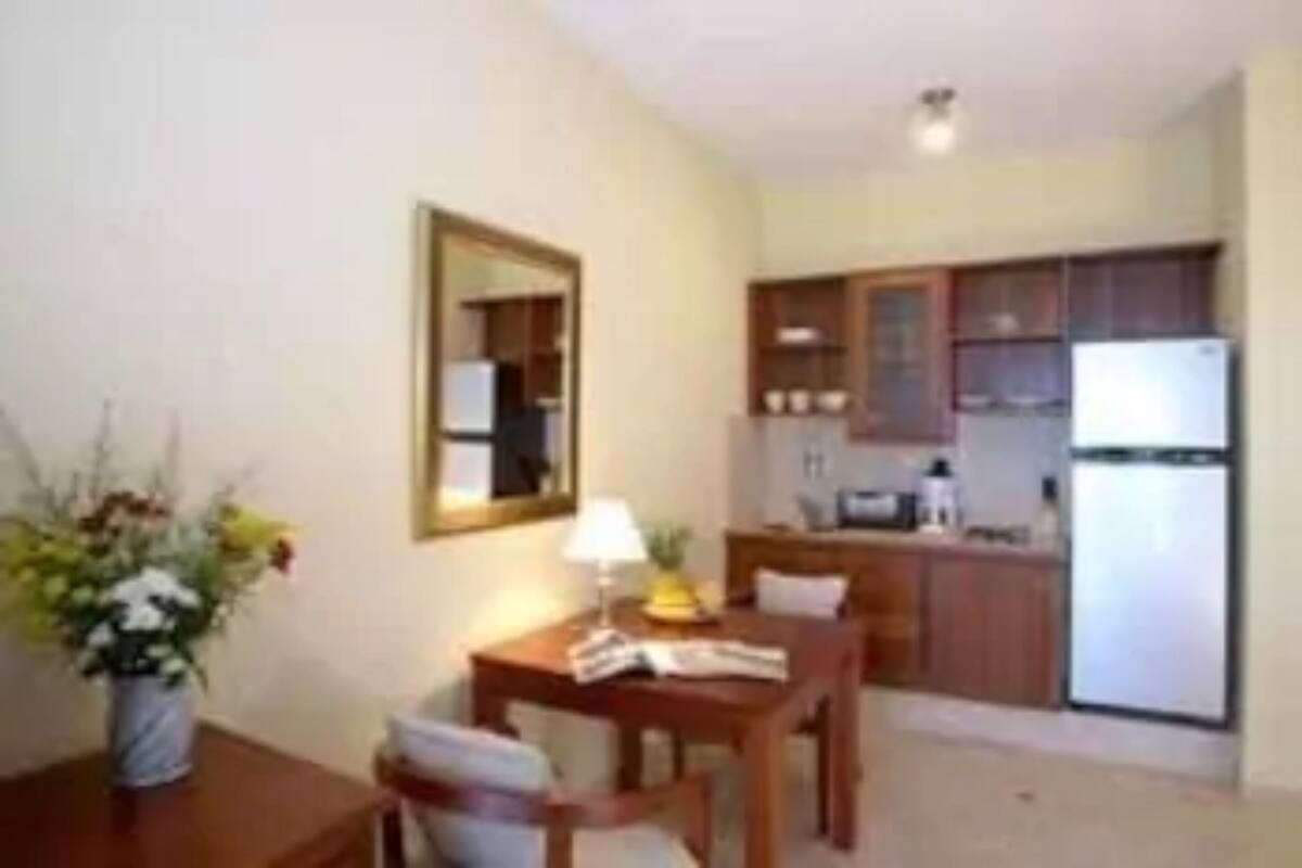 studio, 2 queen beds | private kitchenette | fridge