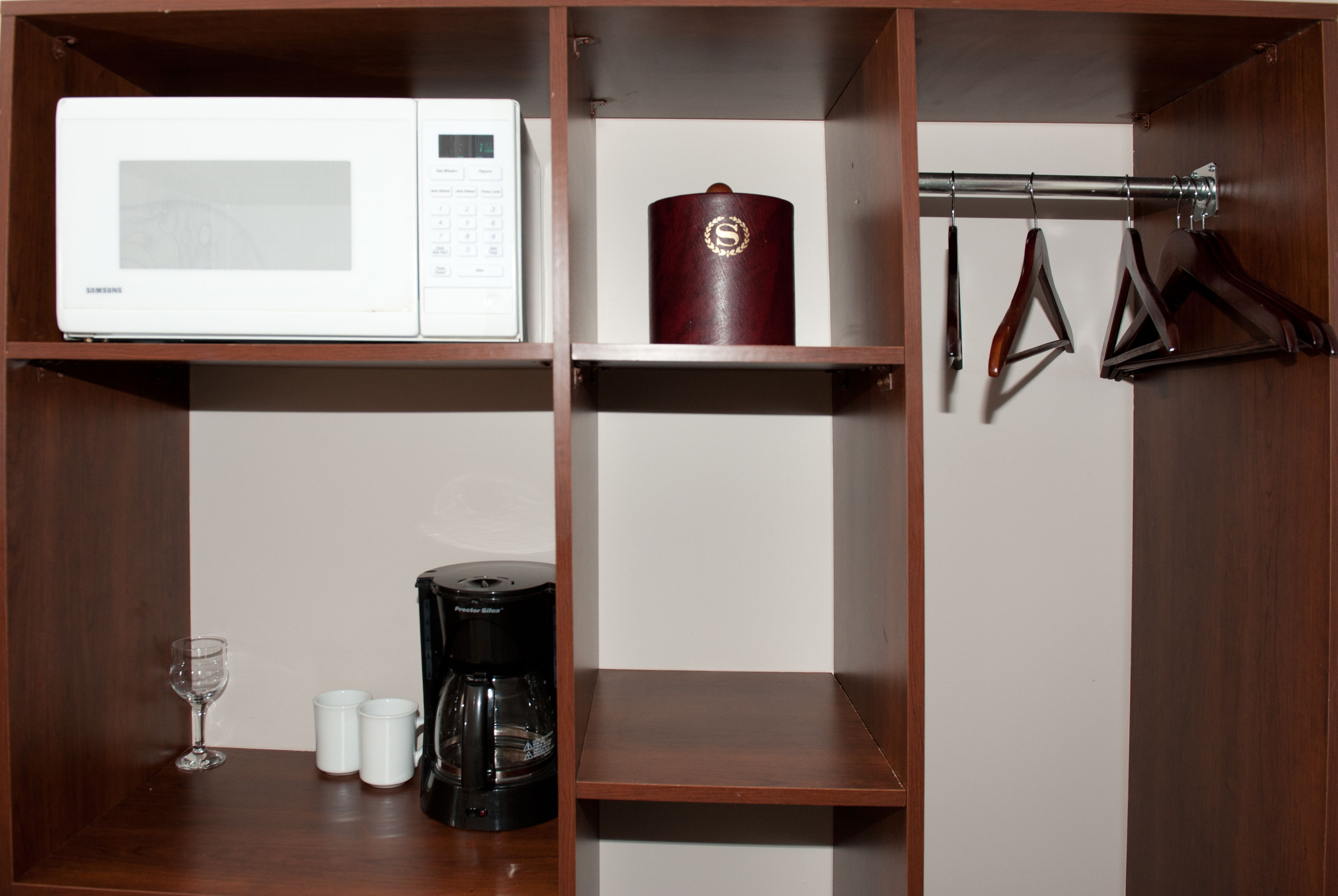 Individuell dekoriert, laptopgeeigneter Arbeitsplatz