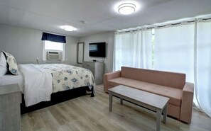Deluxe Suite, 1 Bedroom | Iron/ironing board, cribs/infant beds, rollaway beds, free WiFi - Windrift Motel (West Yarmouth)