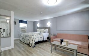 Kamar Deluks, 1 Tempat Tidur King dengan tempat tidur Sofa | Kamar mandi | Kombinasi shower/bathtub dan perlengkapan mandi gratis