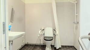 Quarto casal, acessível, banheiro privativo | Banheiro