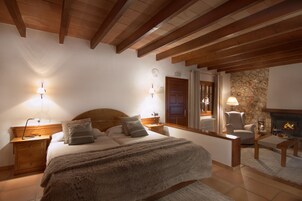 Junior Suite | Desk, iron/ironing board, free cribs/infant beds, free WiFi