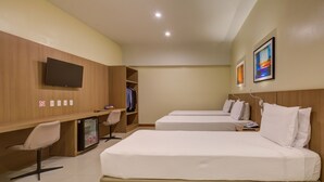 A hotel room with two beds, a desk, a chair, a TV, and a wardrobe. - Rio Aeroporto Hotel Galeão (Rio de Janeiro)