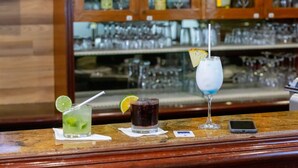 A bar counter with three drinks and a smartphone. - Rio Aeroporto Hotel Galeão (Rio de Janeiro)