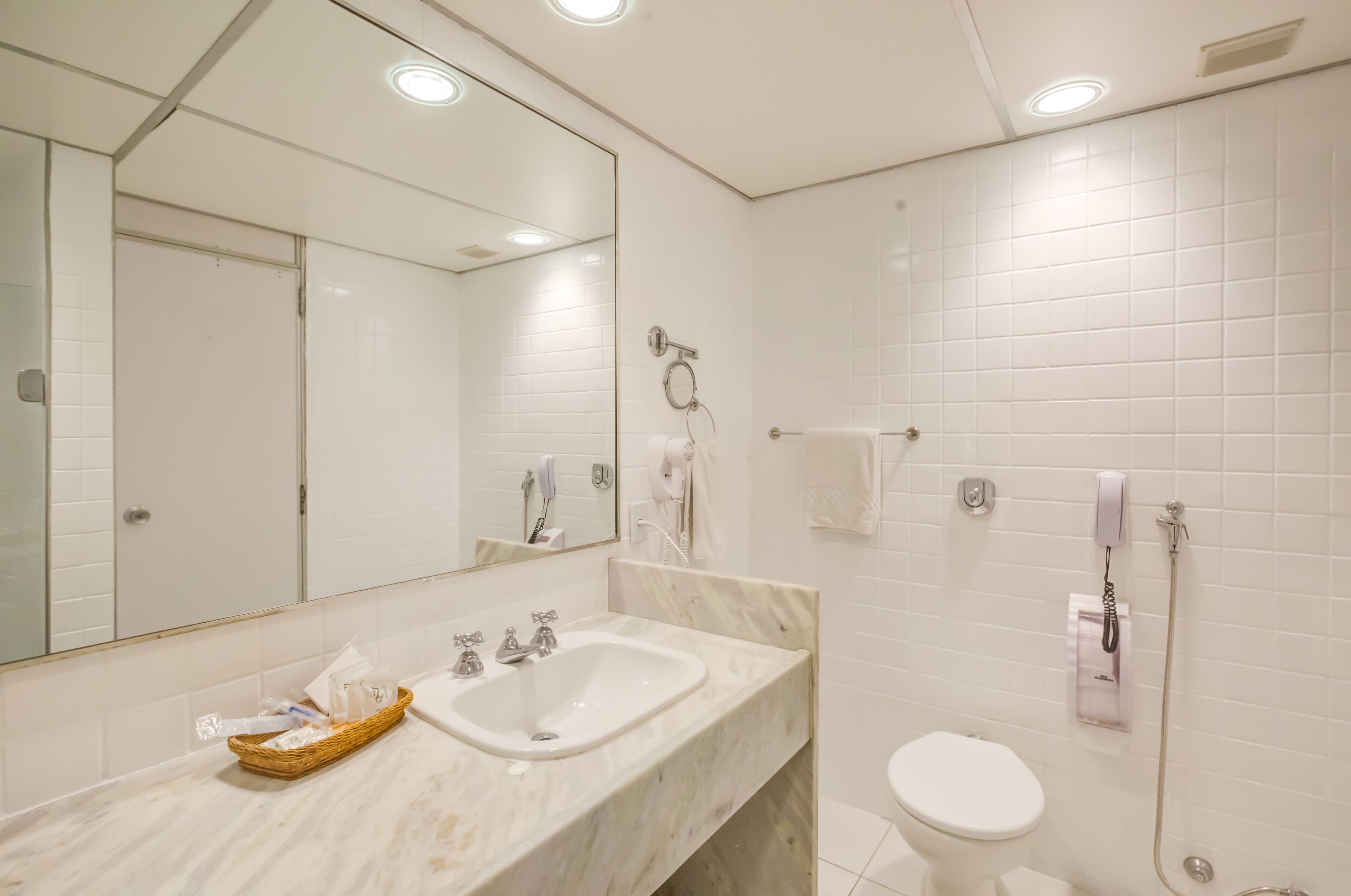 Habitación cuádruple Deluxe, sin ventanas | Baño | Regadera, amenidades de baño gratuitas, secadora de cabello, toallas 