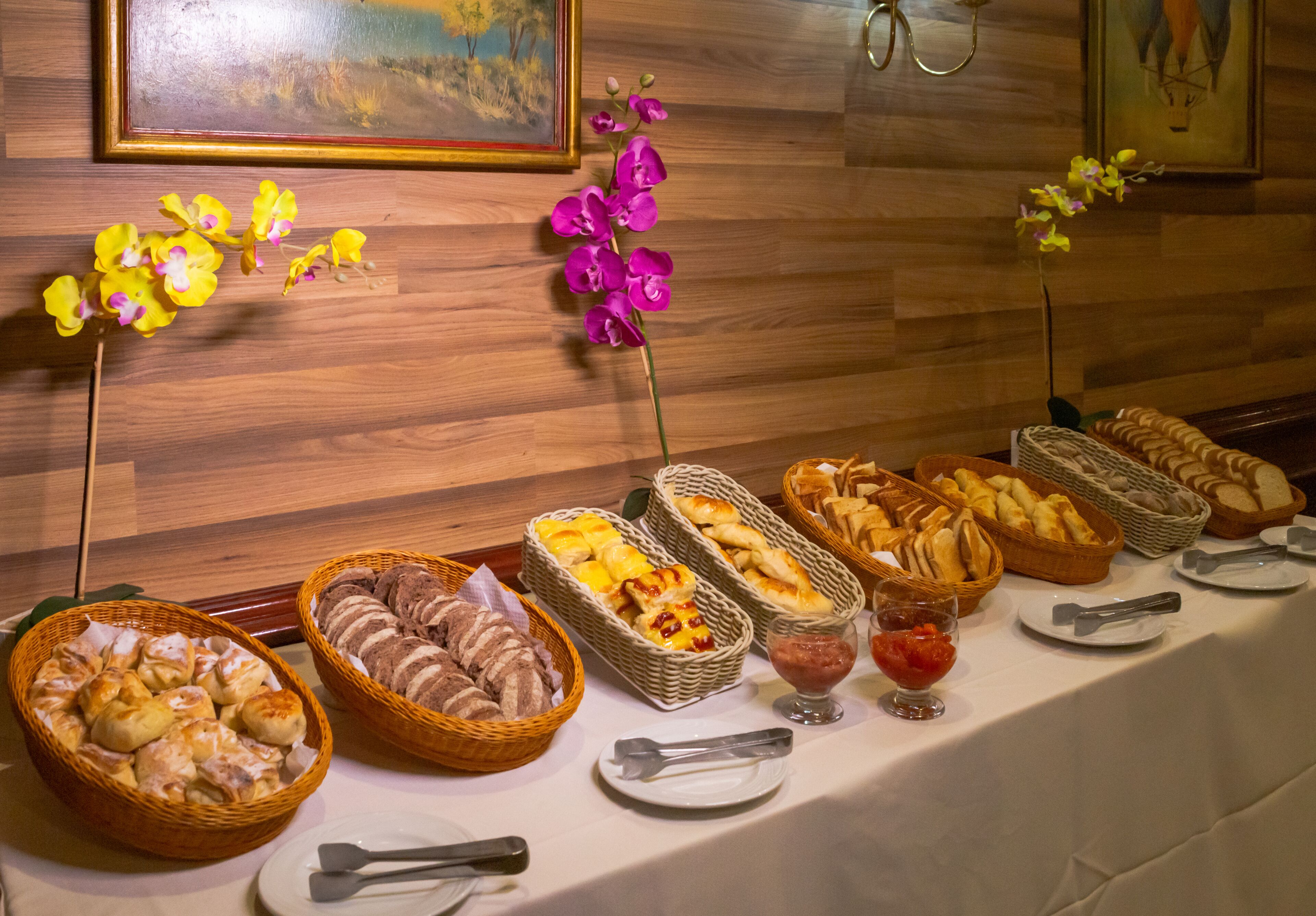 Café da manhã com buffet grátis todos os dias
