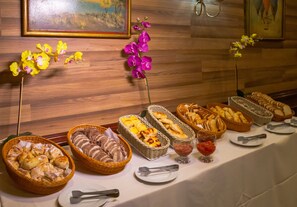 Free daily buffet breakfast - Rio Aeroporto Hotel Galeão (Rio de Janeiro)
