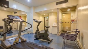 A gym with treadmills, elliptical machines, and a stationary bike. - Rio Aeroporto Hotel Galeão (Rio de Janeiro)