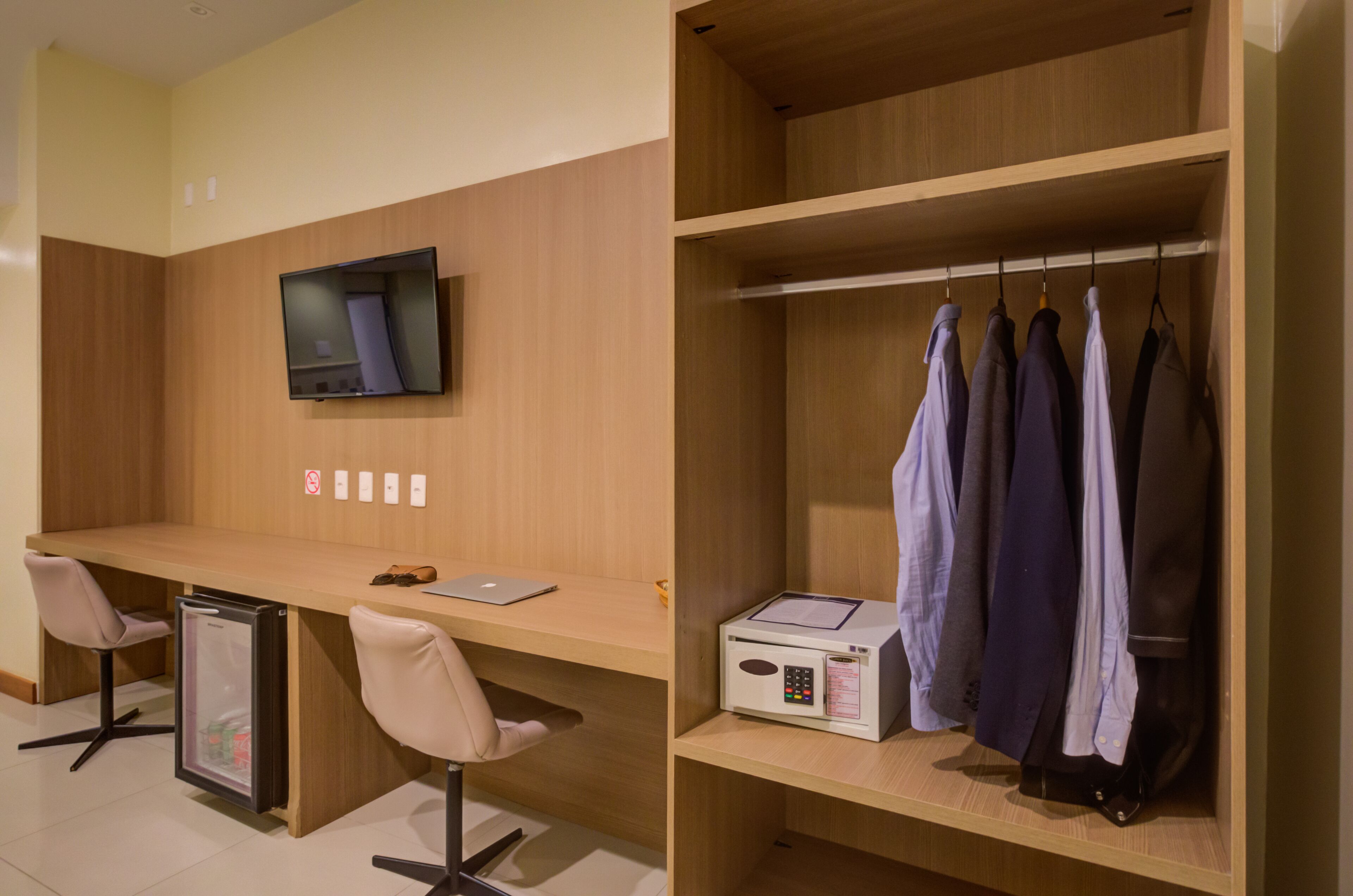 Deluxe Triple Room | Minibar, in-room safe, desk, soundproofing