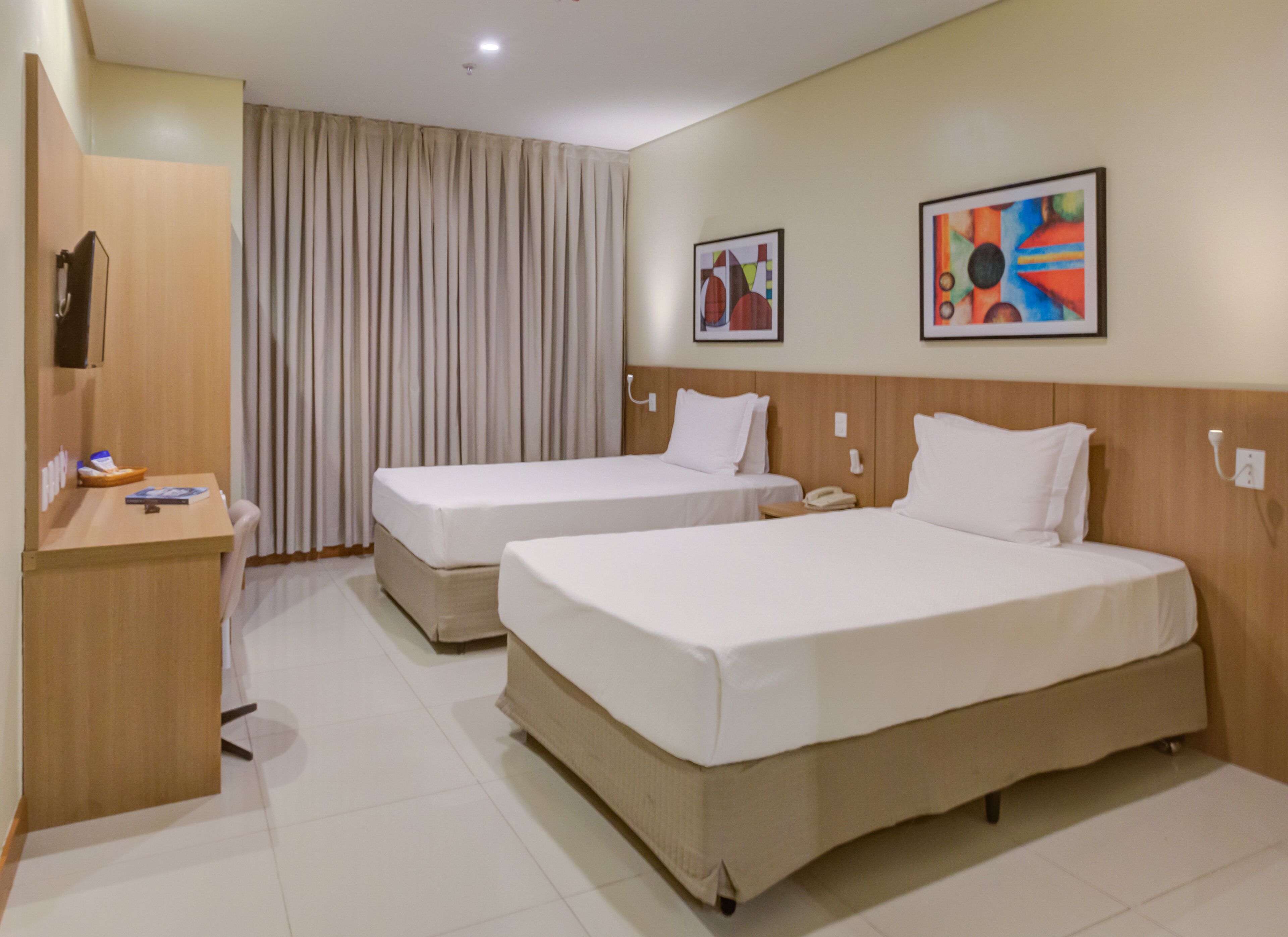 Quarto duplo luxo, sem janelas | Frigobar, cofres nos quartos, escrivaninha, Wi-Fi de cortesia